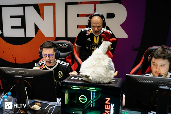 梦泪的搞笑COS作品引发玩家热潮